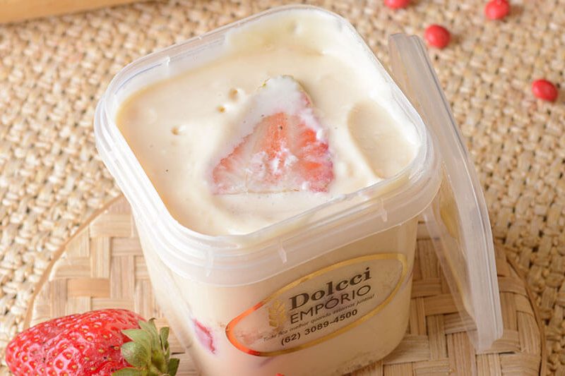 bolo-de-pote-ninho-com-morango